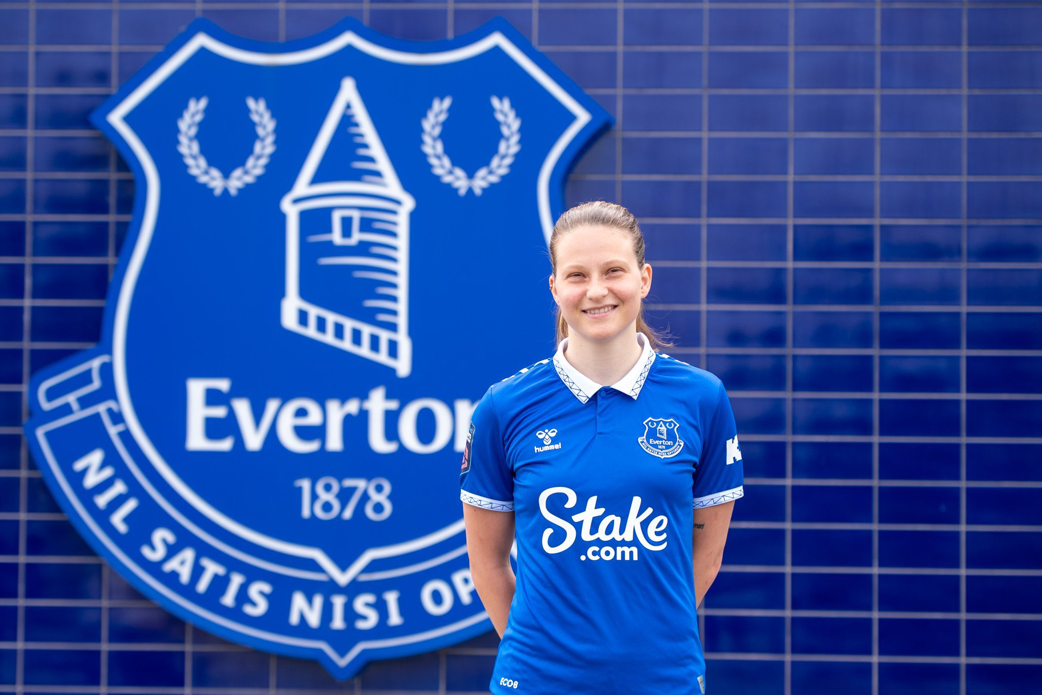 Elise Stenevik signs new Everton Contract