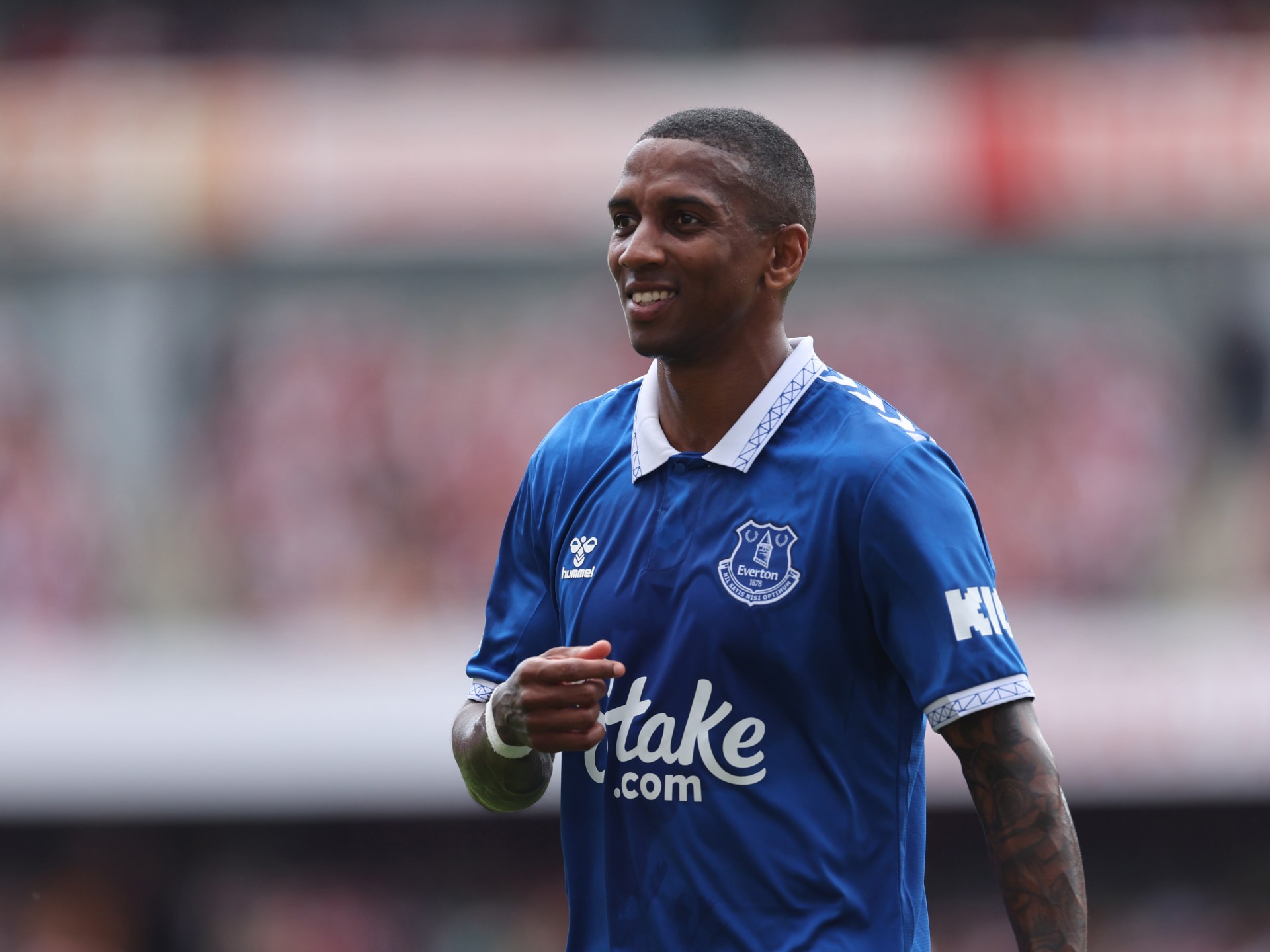 Ashley Young Signs New Everton Contract