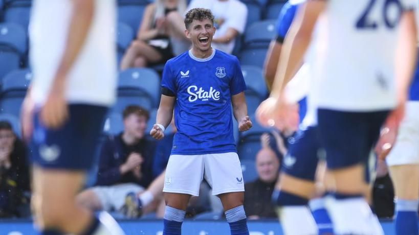 Jesper Lindstrom in action for Everton in Pre-season.