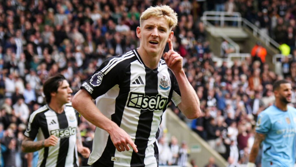 Anthony Gordon Celebrates Newcastle goal against Manchester City