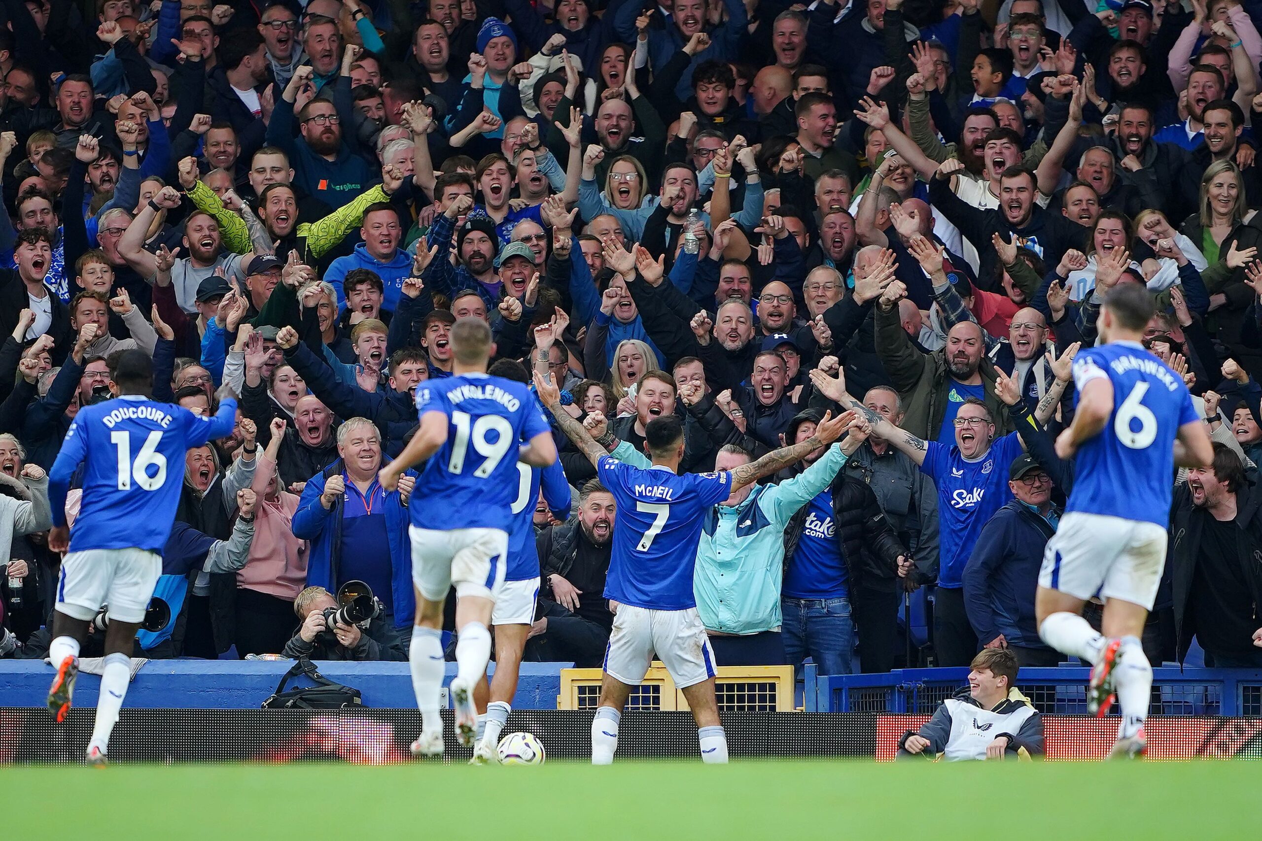 Dwight McNeil celebrates Everton 2-1 Crystal Palace